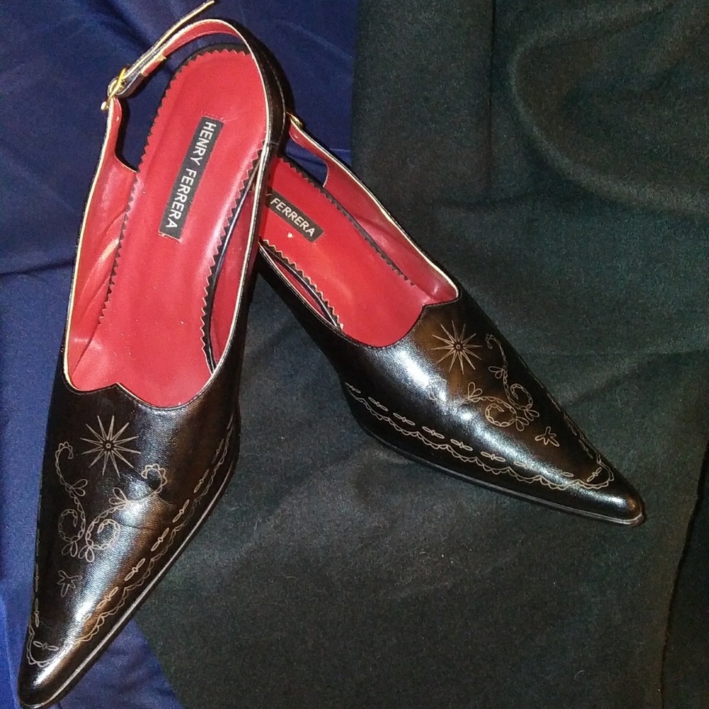 Black kitten heel pump